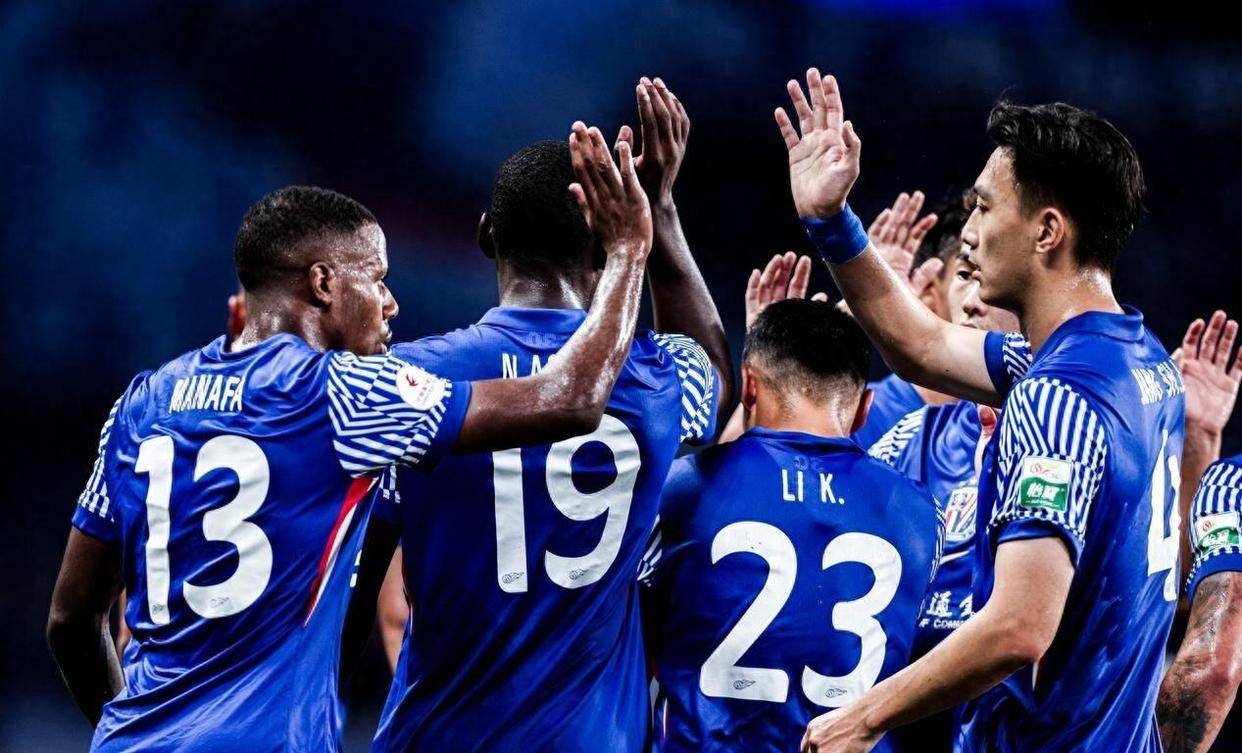 两支实力均衡的球队激烈交锋,惊心动魄的较量! 两支实力均衡的球队激烈交锋,惊心动魄的较量!