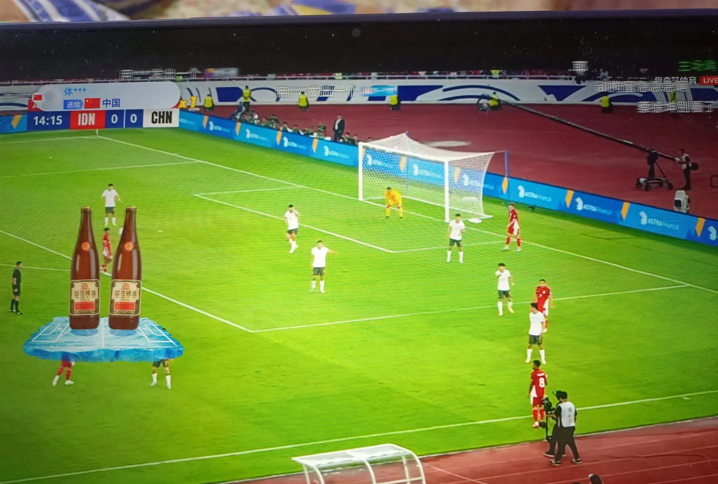 比赛实况:球员们在场上尽力争取每一个球 比赛实况:球员们在场上尽力争取每一个球