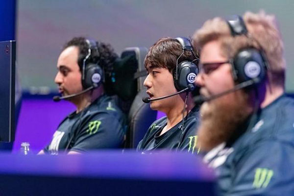 爱游戏娱乐-英雄联盟足球比赛中球员们充满斗志，奋力拼搏的简单介绍