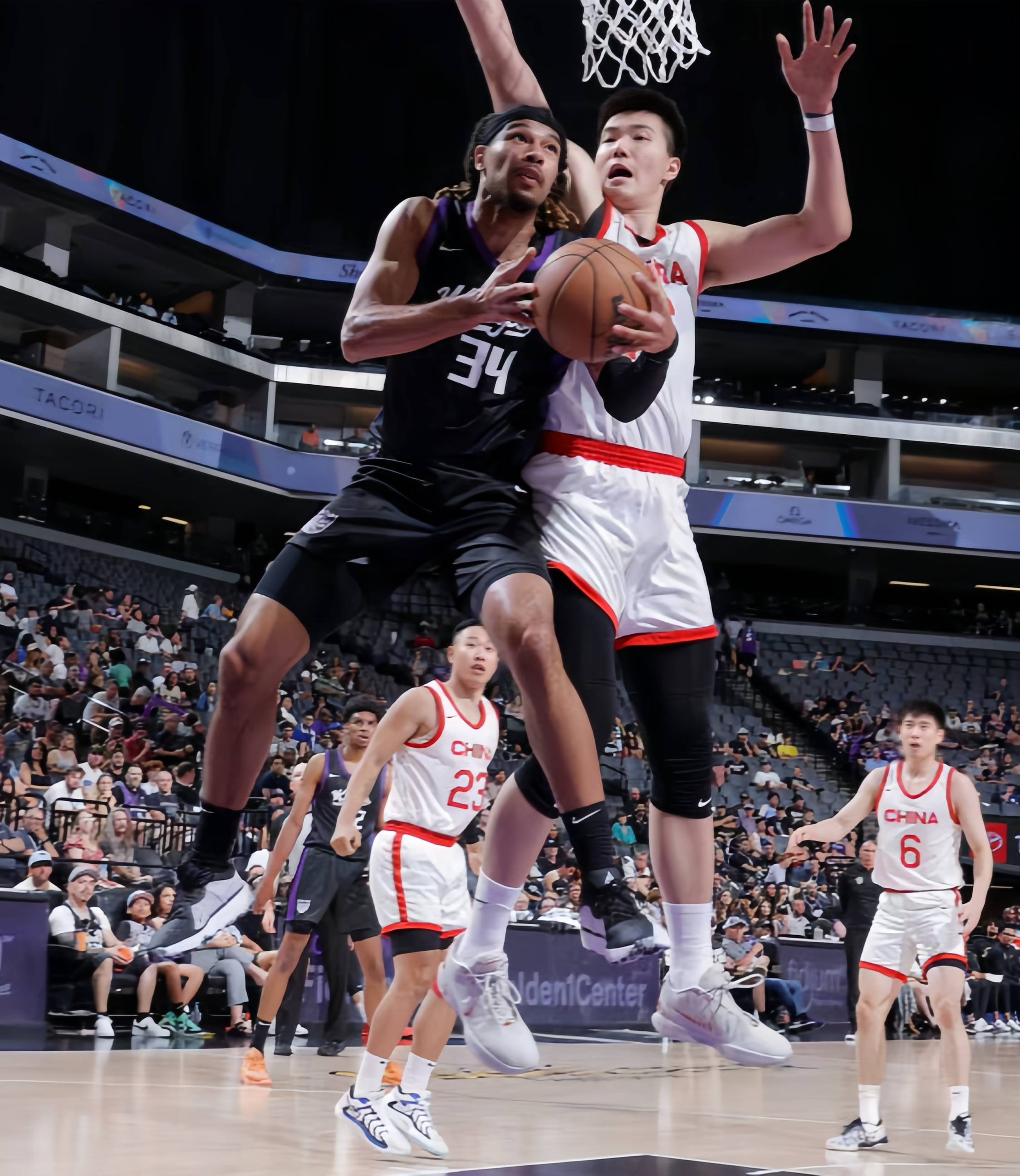 包含激烈对抗上演，篮球联赛精彩不容错过的词条