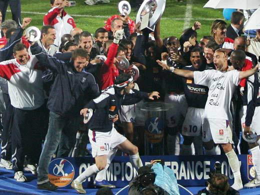 爱游戏体育-里昂队在法国足球比赛中实现反超，成功领先