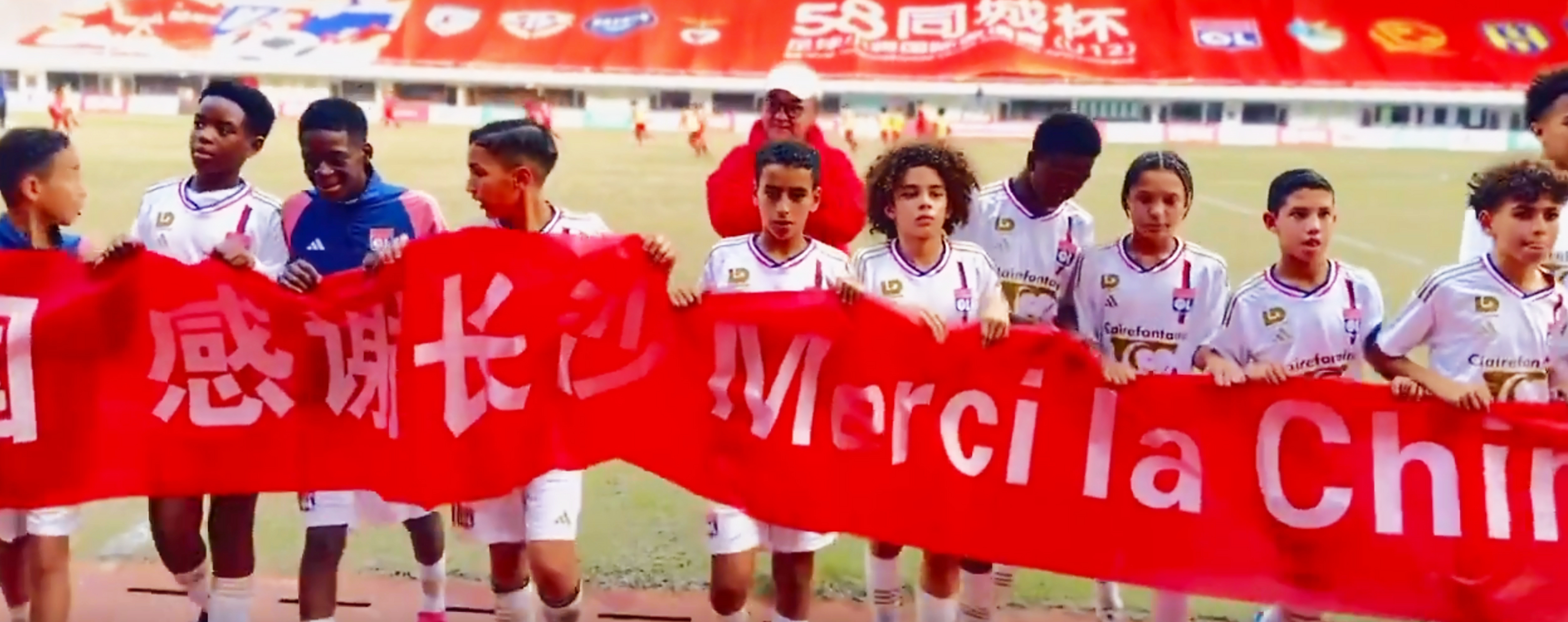 里昂队在法国足球比赛中实现反超，成功领先