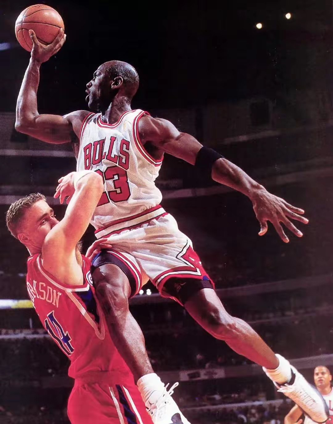 爱游戏大厅-欧洲篮球巨星在季后赛中展现出色表现