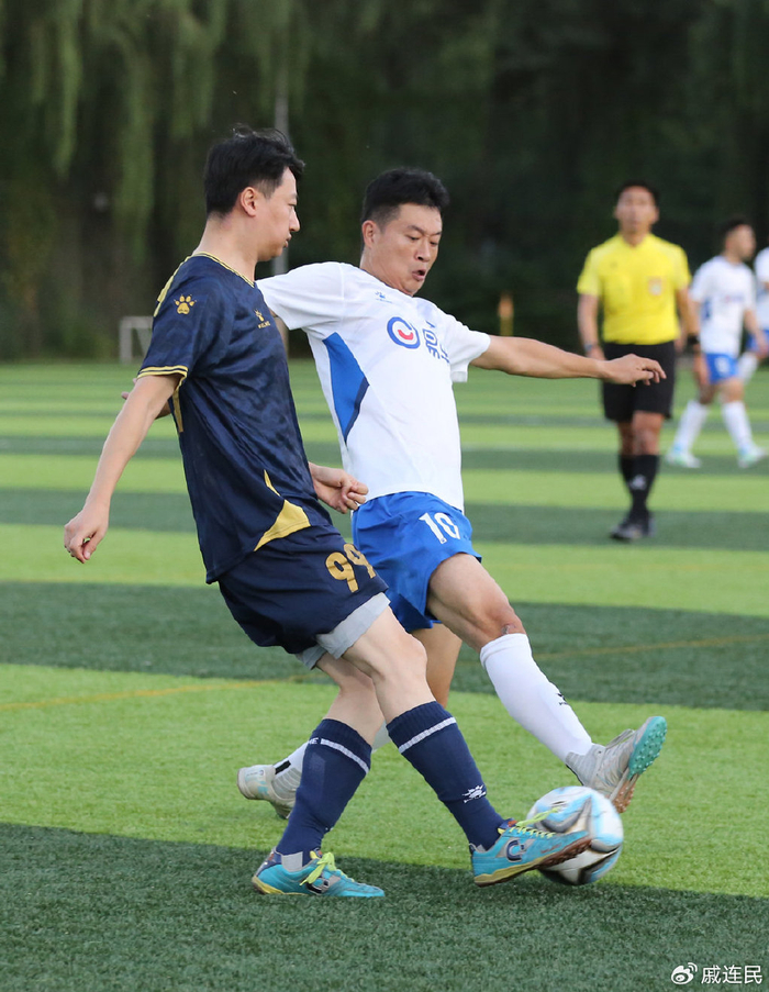 爱游戏在线-中国足球比赛角逐激烈近期上演